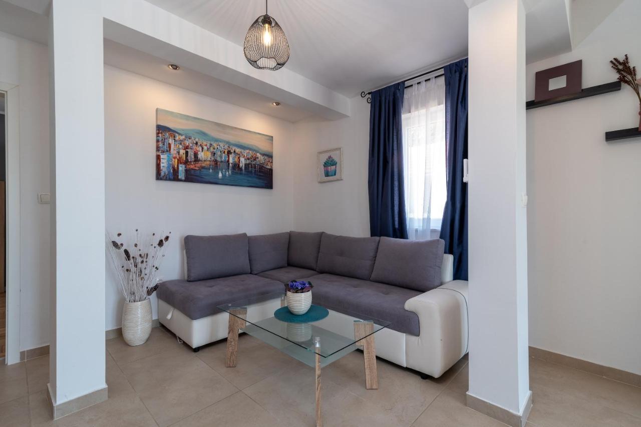 Apartments Dobrila Kaštel Novi Exteriör bild