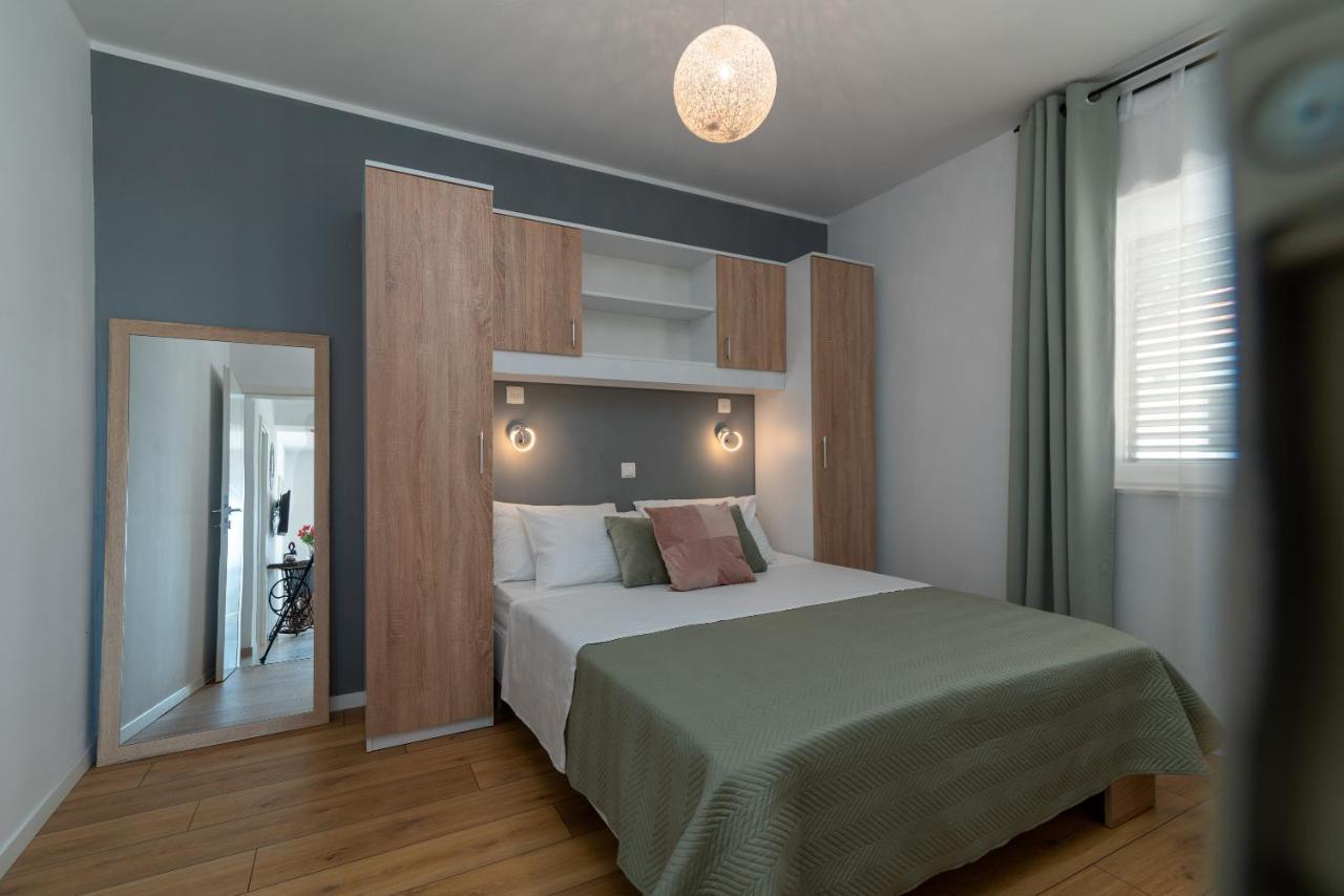 Apartments Dobrila Kaštel Novi Exteriör bild