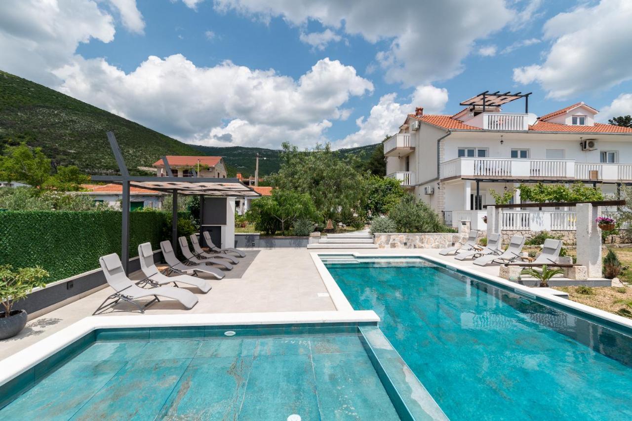 Apartments Dobrila Kaštel Novi Exteriör bild